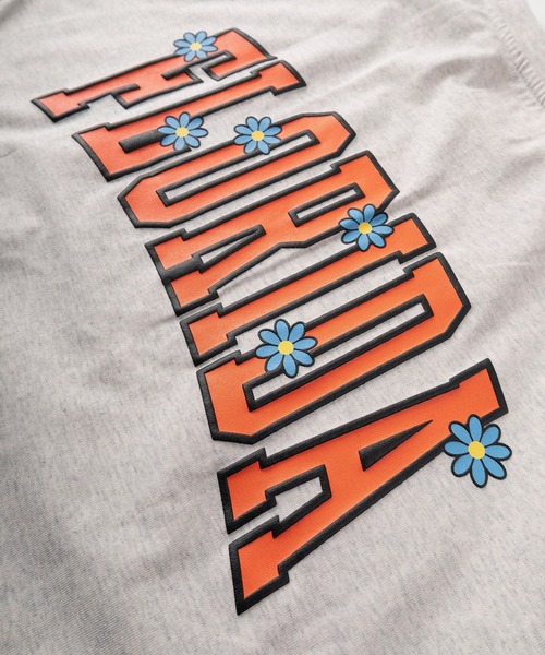 make a ray!(メイク ア レイ!)の「【81】 ワッペンロゴ カレッジデザイン Tシャツ/メンズ/レディース(Tシャツ/カットソー・メンズ・アッシュグレー/チャコールグレー/ブラック系その他/ブラック/ホワイト/ホワイト系その他/オートミール/ダークグレー・M/L/XL)」の17枚目の写真