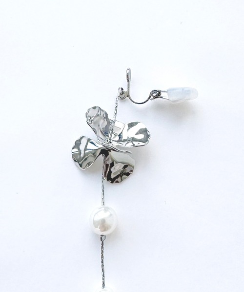 RUIRUE BOUTIQUE(ルイルエブティック)の「メタル フラワー パール ドロップ イヤリング | レディース 結婚式 パーティードレス セレモニー お呼ばれ 華やか 上品 オケージョン お花 揺れる アクセサリー(イヤリング・レディース・シルバー/ゴールド・FREE)」の6枚目の写真