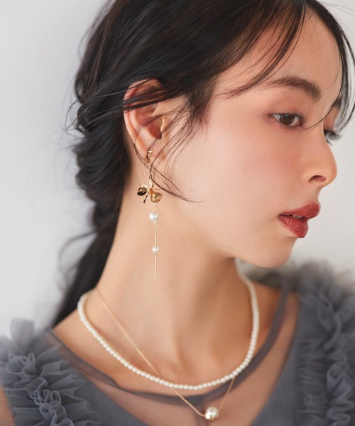 RUIRUE BOUTIQUE(ルイルエブティック)の「メタル フラワー パール ドロップ イヤリング | レディース 結婚式 パーティードレス セレモニー お呼ばれ 華やか 上品 オケージョン お花 揺れる アクセサリー(イヤリング・レディース・シルバー/ゴールド・FREE)」の9枚目の写真