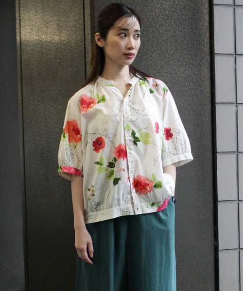 SUPER HAKKA（スーパーハッカ）の「コットンローンルシオール加工ブラーフラワープリントスキッパーブラウス（シャツ/ブラウス・レディース・ベージュ/ブルー・FREE）」の5枚目の写真