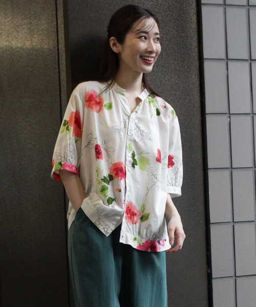 SUPER HAKKA（スーパーハッカ）の「コットンローンルシオール加工ブラーフラワープリントスキッパーブラウス（シャツ/ブラウス・レディース・ベージュ/ブルー・FREE）」の6枚目の写真