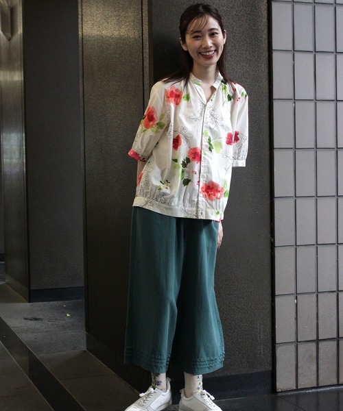 SUPER HAKKA（スーパーハッカ）の「コットンローンルシオール加工ブラーフラワープリントスキッパーブラウス（シャツ/ブラウス・レディース・ベージュ/ブルー・FREE）」の4枚目の写真