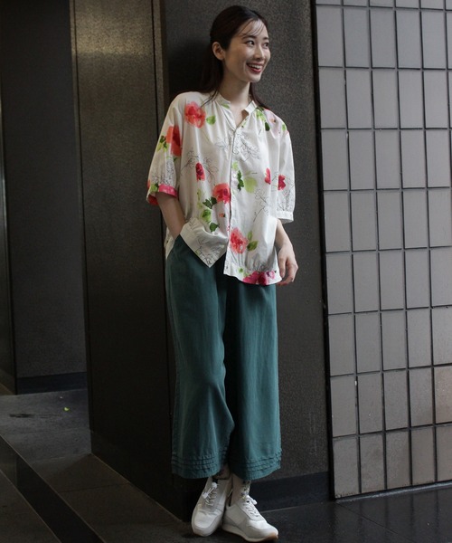 SUPER HAKKA（スーパーハッカ）の「コットンローンルシオール加工ブラーフラワープリントスキッパーブラウス（シャツ/ブラウス・レディース・ベージュ/ブルー・FREE）」の3枚目の写真