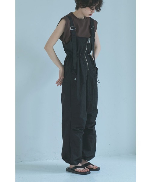 marjour（マージュール）の「NYLON ZIP SALOPETTE（サロペット/オーバーオール・レディース・ブラック/ベージュ・M）」の2枚目の写真