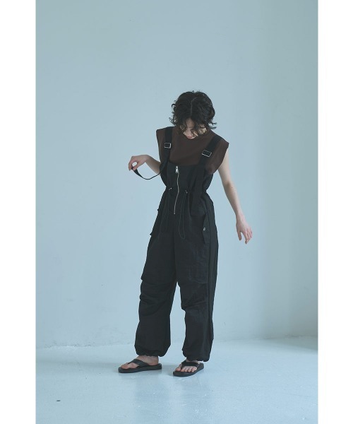 marjour（マージュール）の「NYLON ZIP SALOPETTE（サロペット/オーバーオール・レディース・ブラック/ベージュ・M）」の6枚目の写真