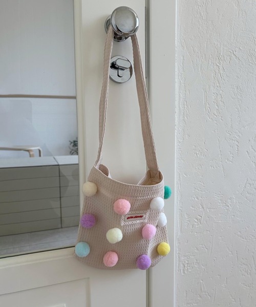 aimoha(アイモハ)の「【-aimoha-KIDS-】キッズ カラフルぽんぽんショルダーバッグ(ショルダーバッグ・キッズ・ベージュ/イエロー/ブルー・FREE)」の2枚目の写真