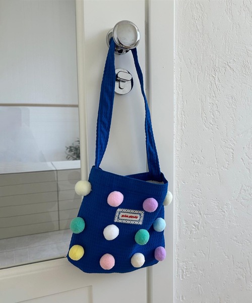 aimoha(アイモハ)の「【-aimoha-KIDS-】キッズ カラフルぽんぽんショルダーバッグ(ショルダーバッグ・キッズ・ベージュ/イエロー/ブルー・FREE)」の3枚目の写真