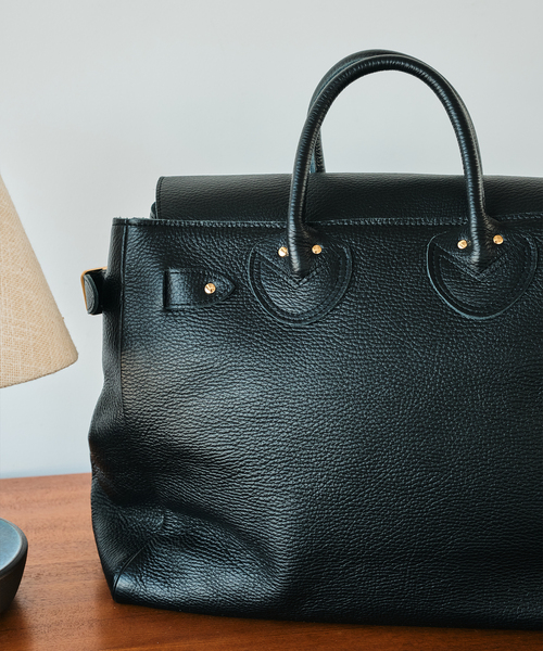 Young & Olsen ブラックトートバッグ EDIFICE｜YOUNG & OLSEN 別注 エンボスレザー フラップ トート