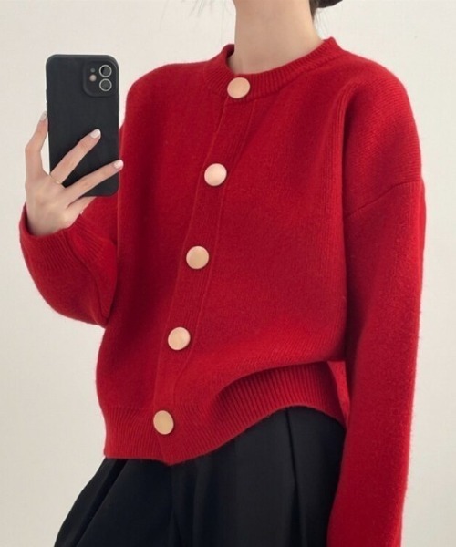 cammie(キャミー)の「ビックボタンドロップショルダーニットカーディガン(カーディガン/ボレロ・レディース・ベージュ/ライトグレー/レッド/ブラック/オフホワイト・FREE)」の5枚目の写真