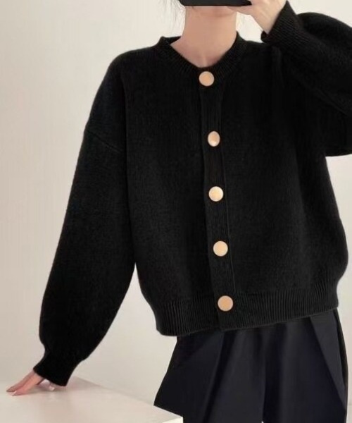cammie(キャミー)の「ビックボタンドロップショルダーニットカーディガン(カーディガン/ボレロ・レディース・ベージュ/ライトグレー/レッド/ブラック/オフホワイト・FREE)」の2枚目の写真