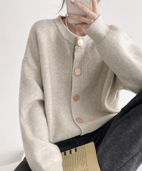 cammie(キャミー)の「ビックボタンドロップショルダーニットカーディガン(カーディガン/ボレロ・レディース・ベージュ/ライトグレー/レッド/ブラック/オフホワイト・FREE)」の12枚目の写真