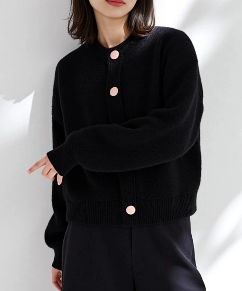 cammie(キャミー)の「ビックボタンドロップショルダーニットカーディガン(カーディガン/ボレロ・レディース・ベージュ/ライトグレー/レッド/ブラック/オフホワイト・FREE)」の10枚目の写真