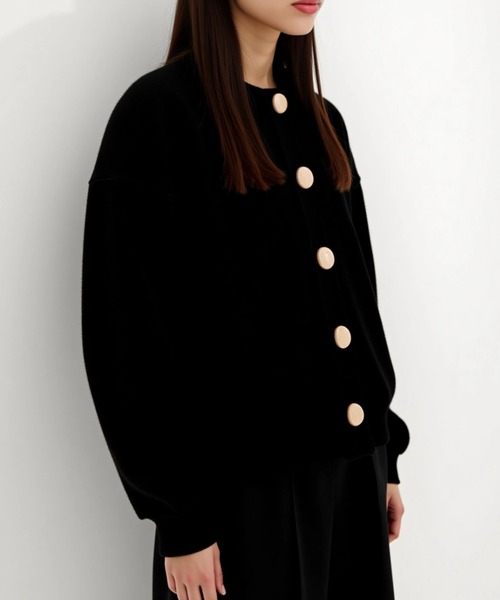 cammie(キャミー)の「ビックボタンドロップショルダーニットカーディガン(カーディガン/ボレロ・レディース・ベージュ/ライトグレー/レッド/ブラック/オフホワイト・FREE)」の11枚目の写真