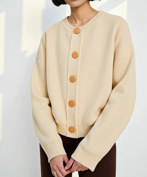 cammie(キャミー)の「ビックボタンドロップショルダーニットカーディガン(カーディガン/ボレロ・レディース・ベージュ/ライトグレー/レッド/ブラック/オフホワイト・FREE)」の17枚目の写真