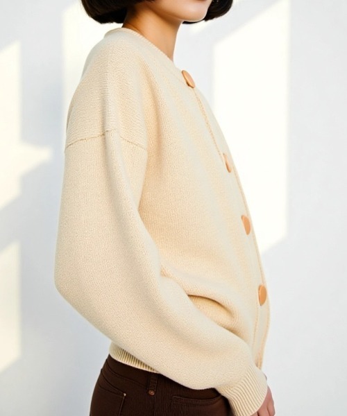cammie(キャミー)の「ビックボタンドロップショルダーニットカーディガン(カーディガン/ボレロ・レディース・ベージュ/ライトグレー/レッド/ブラック/オフホワイト・FREE)」の18枚目の写真