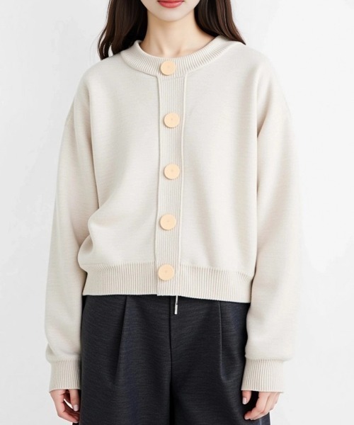 cammie(キャミー)の「ビックボタンドロップショルダーニットカーディガン(カーディガン/ボレロ・レディース・ベージュ/ライトグレー/レッド/ブラック/オフホワイト・FREE)」の14枚目の写真