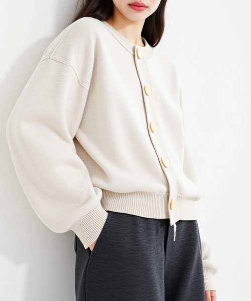 cammie(キャミー)の「ビックボタンドロップショルダーニットカーディガン(カーディガン/ボレロ・レディース・ベージュ/ライトグレー/レッド/ブラック/オフホワイト・FREE)」の15枚目の写真