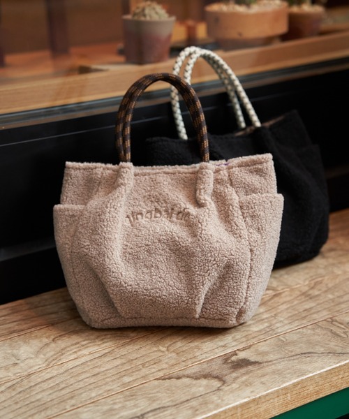 ikka（イッカ）の「【軽量】ボアロゴイリミニトート（トートバッグ・レディース・ブラック/ブラウン/オフホワイト/モカ・FREE）」の4枚目の写真