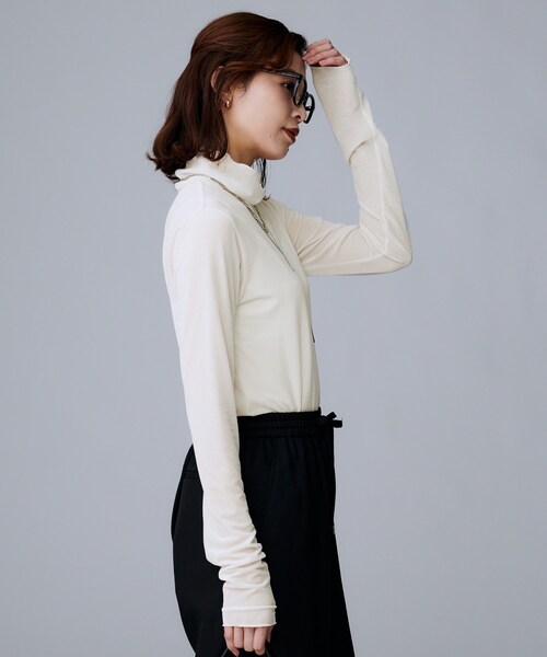 UNTITLED(アンタイトル)の「【ハイネック/レイヤード/重ね着におすすめ】トリコットベロア シアーインナー(Tシャツ/カットソー・レディース・ブラック/オフホワイト・44/04/02/00/48)」の5枚目の写真
