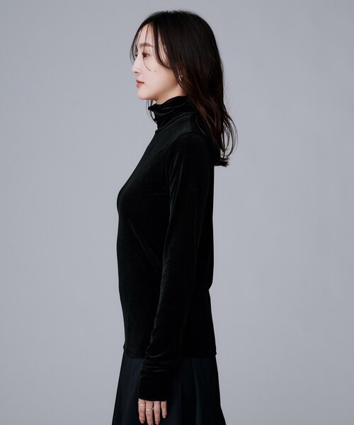 UNTITLED(アンタイトル)の「【ハイネック/レイヤード/重ね着におすすめ】トリコットベロア シアーインナー(Tシャツ/カットソー・レディース・ブラック/オフホワイト・44/04/02/00/48)」の13枚目の写真