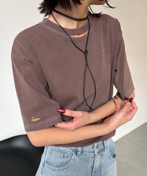 AIC.(エーアイシー)の「ピグメント加工カットアウトダメージTシャツ(Tシャツ/カットソー・レディース・オフホワイト/チャコールグレー/ブラウン・FREE)」の1枚目の写真
