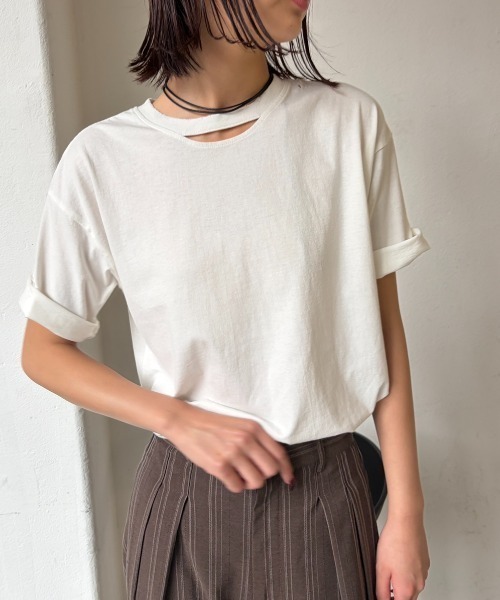 AIC.(エーアイシー)の「ピグメント加工カットアウトダメージTシャツ(Tシャツ/カットソー・レディース・オフホワイト/チャコールグレー/ブラウン・FREE)」の2枚目の写真
