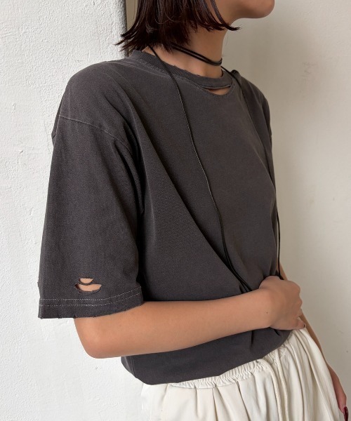 AIC.(エーアイシー)の「ピグメント加工カットアウトダメージTシャツ(Tシャツ/カットソー・レディース・オフホワイト/チャコールグレー/ブラウン・FREE)」の3枚目の写真