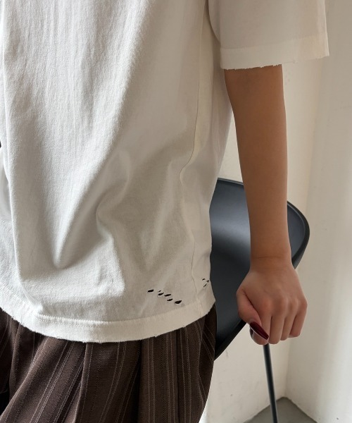 AIC.(エーアイシー)の「ピグメント加工カットアウトダメージTシャツ(Tシャツ/カットソー・レディース・オフホワイト/チャコールグレー/ブラウン・FREE)」の4枚目の写真