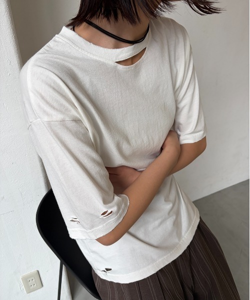 AIC.(エーアイシー)の「ピグメント加工カットアウトダメージTシャツ(Tシャツ/カットソー・レディース・オフホワイト/チャコールグレー/ブラウン・FREE)」の5枚目の写真
