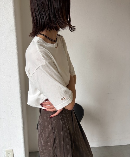 AIC.(エーアイシー)の「ピグメント加工カットアウトダメージTシャツ(Tシャツ/カットソー・レディース・オフホワイト/チャコールグレー/ブラウン・FREE)」の9枚目の写真