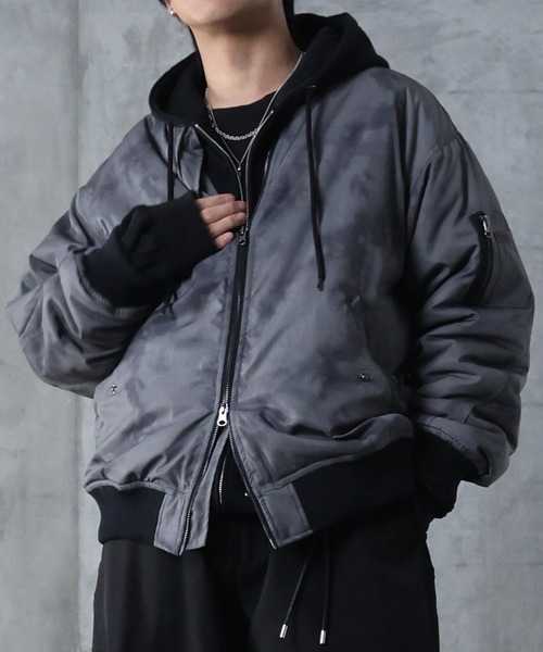 Confirm(コンファーム)の「AW ヴィンテージスモークウォッシュ柄 アブストラクト柄 ダブルジップ MA-1 中綿ブルゾン ビッグシルエット メンズ レディース ユニセックス 【Confirm】(ダウンジャケット/コート・メンズ・ブラック/ホワイト系/グレー系・L/M)」の1枚目の写真