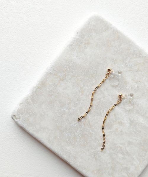tone（トーン）の「【Cherie+Chambre】Petal Chain Earring（イヤリング・レディース・ゴールド・FREE）」の2枚目の写真