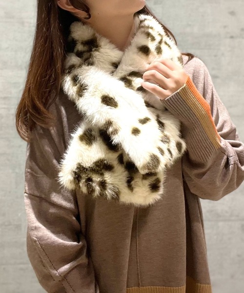 Casselini（キャセリーニ）の「リバーシブルティペット（ネックウォーマー/スヌード・レディース・アイボリー/ブラック・ONE SIZE）」の2枚目の写真