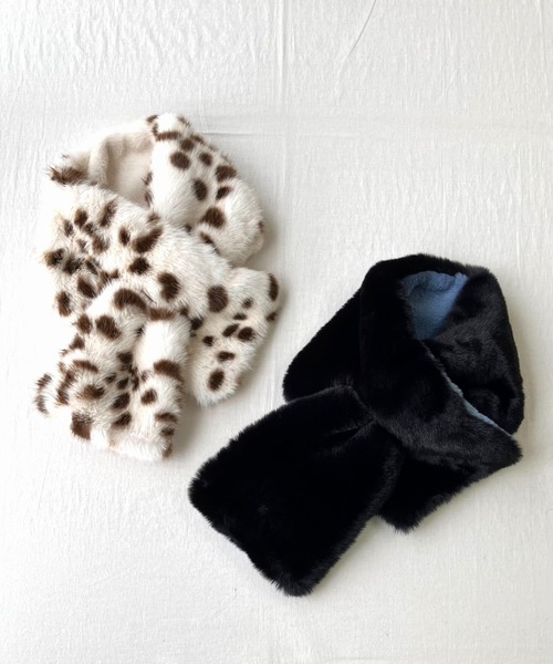 Casselini（キャセリーニ）の「リバーシブルティペット（ネックウォーマー/スヌード・レディース・アイボリー/ブラック・ONE SIZE）」の4枚目の写真