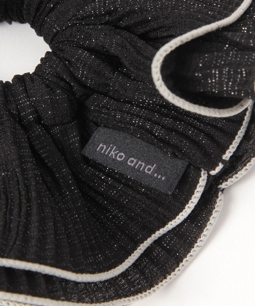 niko and...（ニコアンド）の「プリーツバイカラーシュシュ（シュシュ・レディース・ブラウン/パープル/グレー/アイボリー/ブラック・0）」の8枚目の写真