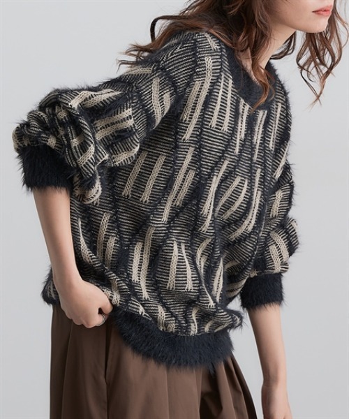 Soiunique（スワユニーク）の「フェザー切替ゆったりサイズ総柄ニット　［Soiunique］（ニット/セーター・レディース・ブラウン系/ブラック系・フリー）」の2枚目の写真