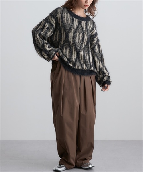 Soiunique（スワユニーク）の「フェザー切替ゆったりサイズ総柄ニット　［Soiunique］（ニット/セーター・レディース・ブラウン系/ブラック系・フリー）」の4枚目の写真