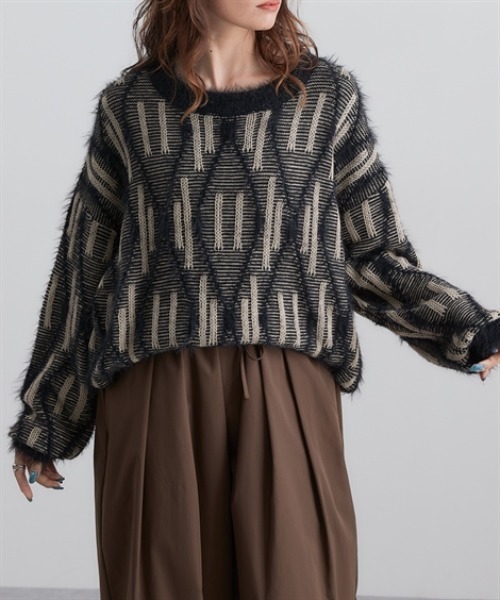 Soiunique（スワユニーク）の「フェザー切替ゆったりサイズ総柄ニット　［Soiunique］（ニット/セーター・レディース・ブラウン系/ブラック系・フリー）」の6枚目の写真