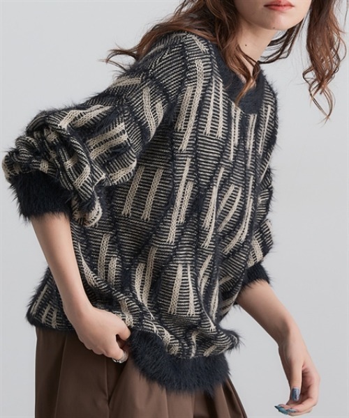 Soiunique（スワユニーク）の「フェザー切替ゆったりサイズ総柄ニット　［Soiunique］（ニット/セーター・レディース・ブラウン系/ブラック系・フリー）」の8枚目の写真