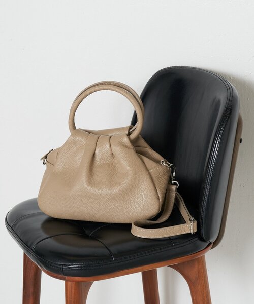 Jena espace merveilleux(ジェナ エスパスメルヴェイユ)の「《さわ企画》【新色登場・WEB限定】プリーツレザーバッグ(トートバッグ・レディース・ブラック/ブラウン/ベージュ・FREE)」の3枚目の写真