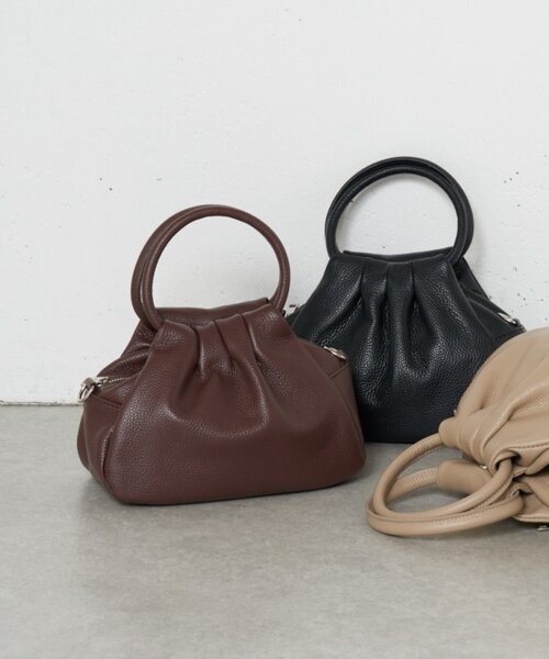 Jena espace merveilleux(ジェナ エスパスメルヴェイユ)の「《さわ企画》【新色登場・WEB限定】プリーツレザーバッグ(トートバッグ・レディース・ブラック/ブラウン/ベージュ・FREE)」の2枚目の写真
