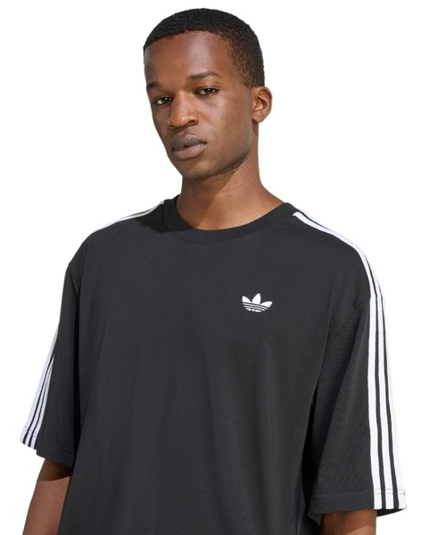 adidas(アディダス)の「adidas ADICOLOR 3-STRIPES OVERSIZED TEE / アディダス アディカラー 3 ストライプ オーバーサイズ ティー(Tシャツ/カットソー・メンズ・ブラック・M/S/XXL/XL/L)」の2枚目の写真