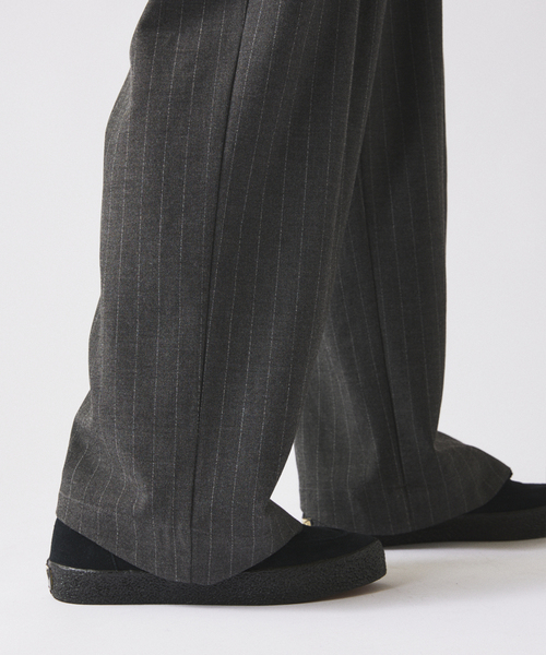 JOURNAL STANDARD relume(ジャーナルスタンダード レリューム)の「ヒールカット ルーズ ストライプ スラックス(スラックス・メンズ・グレー・LARGE/MEDIUM/SMALL)」の1枚目の写真