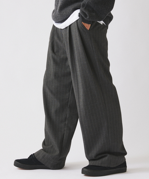 JOURNAL STANDARD relume(ジャーナルスタンダード レリューム)の「ヒールカット ルーズ ストライプ スラックス(スラックス・メンズ・グレー・LARGE/MEDIUM/SMALL)」の9枚目の写真