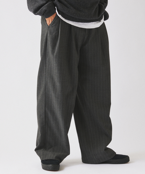 JOURNAL STANDARD relume(ジャーナルスタンダード レリューム)の「ヒールカット ルーズ ストライプ スラックス(スラックス・メンズ・グレー・LARGE/MEDIUM/SMALL)」の16枚目の写真