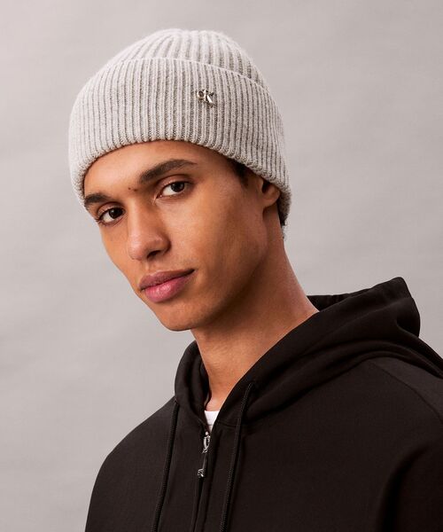Calvin Klein(カルバン・クライン)の「ビーニー - CKメタルパーツウールリブニットキャップ(ニットキャップ/ビーニー・メンズ・ブラック/グレー・FREE)」の1枚目の写真