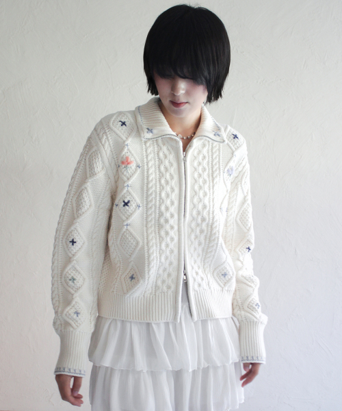 RUBATI(ルバティ)の「アルプス花刺繍ハンドステッチニットジップアップカーディガン_アイボリー(カーディガン/ボレロ・レディース・その他・FREE)」の7枚目の写真
