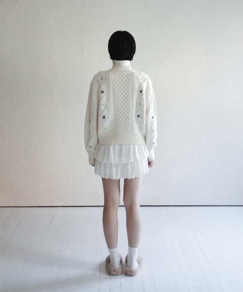 RUBATI(ルバティ)の「アルプス花刺繍ハンドステッチニットジップアップカーディガン_アイボリー(カーディガン/ボレロ・レディース・その他・FREE)」の2枚目の写真
