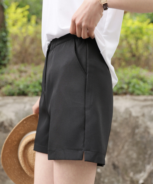 GCLIP(ジクリップ)の「ヒドゥンバンディングサイドスリットスパンスラックスショートパンツ(その他パンツ・レディース・ブラック・SMALL/MEDIUM/LARGE/X-LARGE)」の2枚目の写真