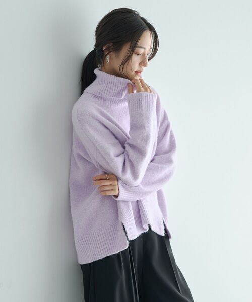 YECCA VECCA（イェッカヴェッカ）の「スリットタートルネックニット（ニット/セーター・レディース・ライトグレー/ラベンダー/サックスブルー/チャコールグレー・FREE）」の4枚目の写真